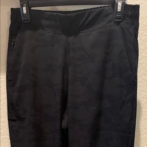 Athleta Brooklyn Textured Lined Jogger-Black Camo